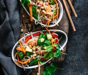 Zwei Schälchen mit asiatischem Glasnudelsalat