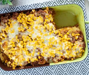 Auflauf mit Mais, Rindfleisch und Kartoffeln in einer Form.
