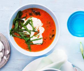 Bärlauch-Tomatensuppe mit Ziegenfrischkäse