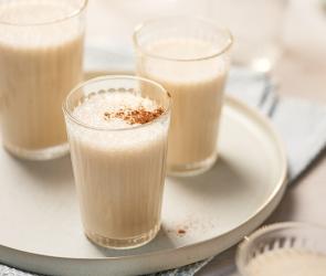 Drei Gläser mit Bananen-Milchshake auf einem Teller.