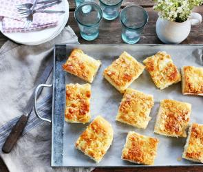 Bienenstich mit Puddingfüllung