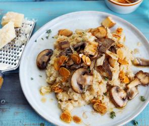 Blumenkohl-„Risotto“ mit Pilzen und Mandelbutter