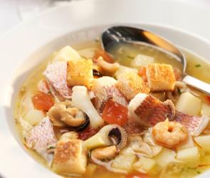 Bouillabaisse mit Croûtons in einem Teller angerichtet.