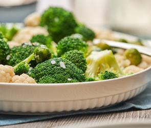 Brokkoli-Blumenkohl-Rosenkohl-Gemüse auf einem Teller.