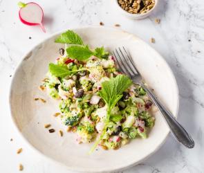 Brokkoli-Radieschen-Salat