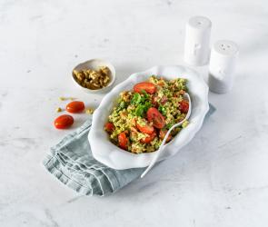 Eine Platte mit Brokkolisalat mit Feta und Walnüssen.