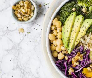 Buddha Bowl aus dem Cookit in weißer Schale.