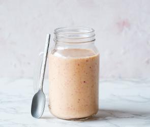 Buttermilch-Smoothie mit Pfirsich im Cookit