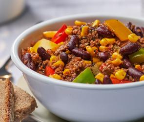 Chili con Carne 6 Portionen in einer Schale.