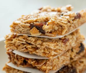 Cookies mit Haferflocken und Zimt im Cookit übereinander gestapelt auf einem Teller.