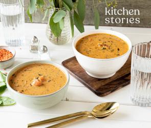 Orangene Curry-Suppe mit Süßkartoffel in zwei Schälchen