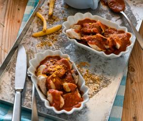 Currywurst mit pikanter Sauce