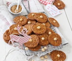 Mehrere Brune Kager auf einem Gitter.