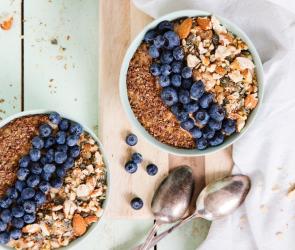 Müsli. Blaubeeren und Samen in einer Schüssel.