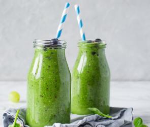 Zwei Glasflaschen mit grünem Detox-Smoothie im Cookit.