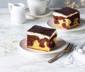 Zwei Stücke Donauwelle aus dem Cookit auf weißer Tischdecke.