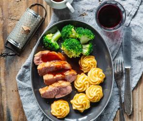 Entenbrust mit Herzoginkartoffeln und Brokkoli angerichtet