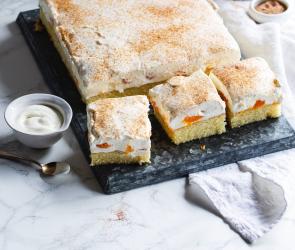 Angeschnittener Fantakuchen aus dem Cookit auf einem Backblech.