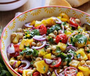 Kichererbsensalat mit Gemüse in großer Salatschüssel.
