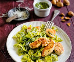 Farfalle mit Pesto und Hähnchen