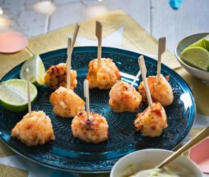 Garnelenbällchen mit Limetten-Mayonnaise auf einem Teller angerichtet