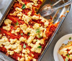 Gefüllte Cannelloni mit Gemüse und Tomatensauce in einer Auflaufform