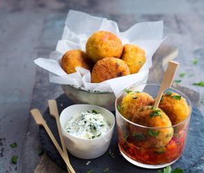 Gemüsebällchen mit Käse in einem Körbchen mit Dip.
