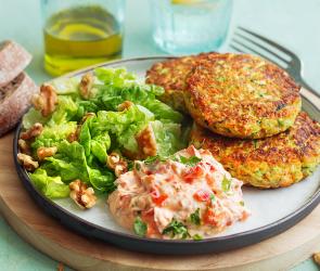 Gemüsebratlinge mit Paprikadip & Salat