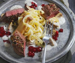 Gepfefferter Rehrücken mit Pilzrahmsauce und Tagliatelle