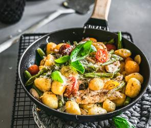 Gnocchi-Hähnchen-Pfanne auf einem Rost.