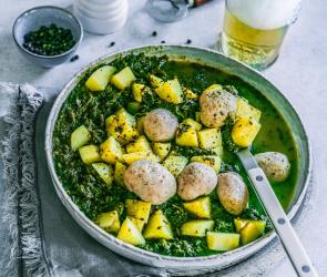 Grüner Kartoffeleintopf mit Würstchen in großer Schale!