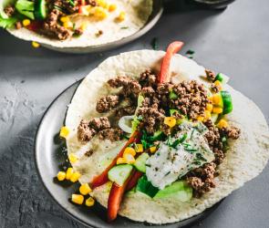 Wraps mit würzigem Hack und Sour Cream