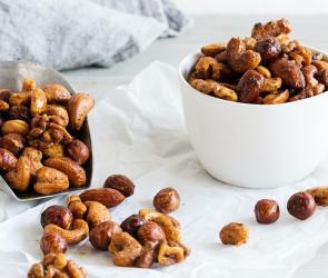 Honig-Senf-Nüsse in einem Glas und auf einem Brett.