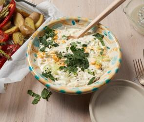 Joghurt-Eier-Dip in Schüssel, Ofengemüse in Auflaufform