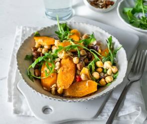 Eine Schale mit Karottensalat mit Kichererbsen.