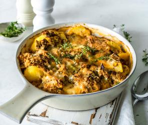 Kartoffelauflauf mit Hackfleisch in einer Auflaufform.