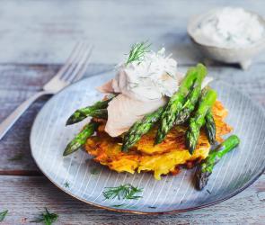 Kartoffelrösti mit Spargel und Räucher-Forelle