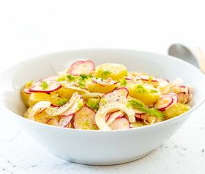 Kartoffelsalat mit Fenchel und Radieschen in einer Salatschüssel.