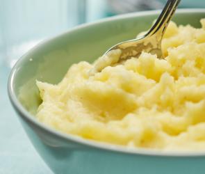 Kartoffelstampf in einer Schüssel mit Löffel.