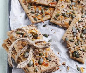 Knäckebrot auf einem Stück Backpapier auf einem Blech.