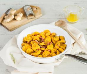 Kürbis-Gnocchi auf einem Teller angerichtet.