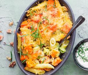 Nudelauflauf mit Kürbis in Auflaufform