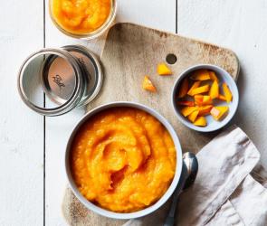 Oranges Kürbispüree in Schälchen
