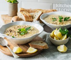 Lauch-Käse-Suppe auf zwei Teller verteilt.