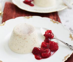 Lebkuchen-Pannacotta mit heißen Himbeeren
