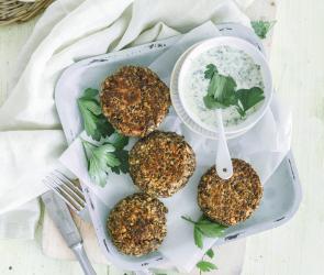 Linsen-Nuss-Bratlinge mit Joghurt-Dip