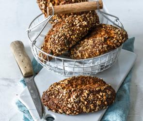 Mehrere Low Carb Brötchen mit Körnern im Körbchen.