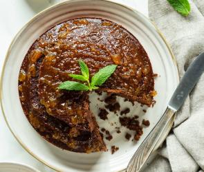 Angeschnittener veganer Schokokuchen im Cookit.