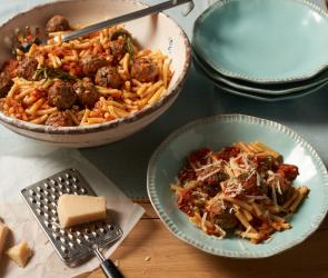 Makkaroni mit Tomaten-Hackbällchen-Sauce in einem Teller und einer Schale.