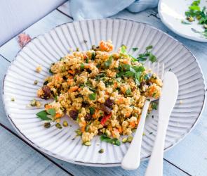 Marokkanischer Couscoussalat auf weißem Teller.